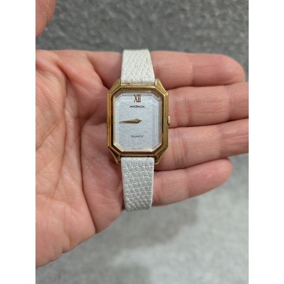 Magnum Wristwatches Women White Leather Band Gold‎ Case Dial & Hand NWT - Picture 9 of 9
